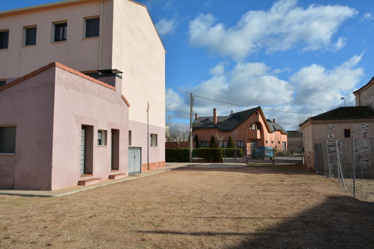 Albergue Villa Nava De La Asuncion Exteriör bild